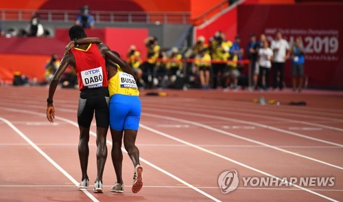 기록 포기하고 경쟁자 부축한 5,000ｍ 선수…IAAF·IOC '찬사'