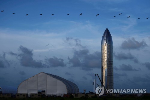 머스크, 달·화성 갈 스페이스X 유인우주선 시제품 공개