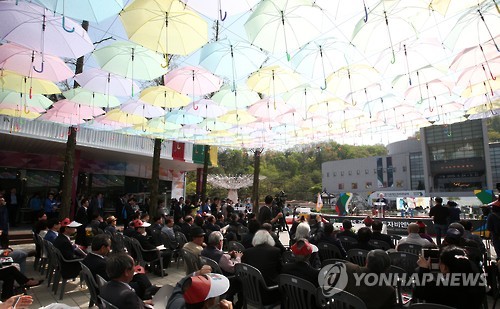 '투표하고 유럽가자'…경기세계도자비엔날레 대중상 심사