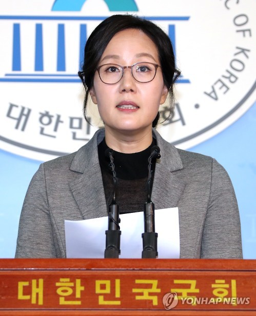 한국당 "조국, 직권남용 불법행위…해임건의안·탄핵 등 강구"