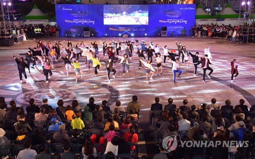 [#꿀잼여행] 호남권: 이룰 수 없는 사랑…꽃 지고, 잎 피우는 붉은 '꽃무릇'