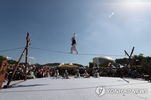 청명한 가을 아래서 즐기는 다채로운 무형문화재 행사