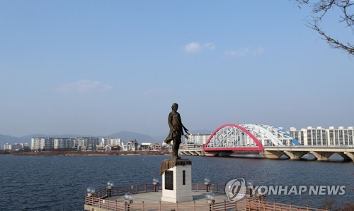 강원 낮 최고 30도 늦더위…일교차 커 건강관리 유의