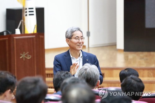 해외로 뛰는 윤종규 KB금융 회장…유럽·북미서 잇따라 IR