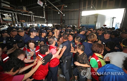 시민단체 "노량진 수산시장 명도집행 불법…시장 철거 안 돼"