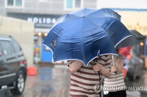 주말 태풍 '타파' 영향으로 전국 흐리고 강한 비바람