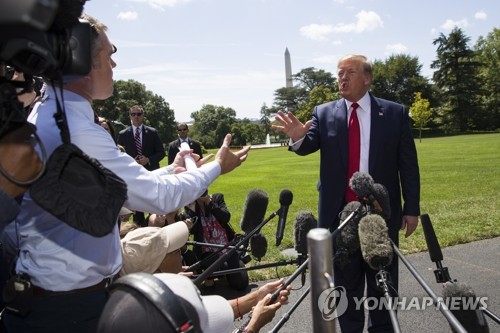 초강력 허리케인 '비상' 와중에…트럼프, 어김없는 휴일 골프