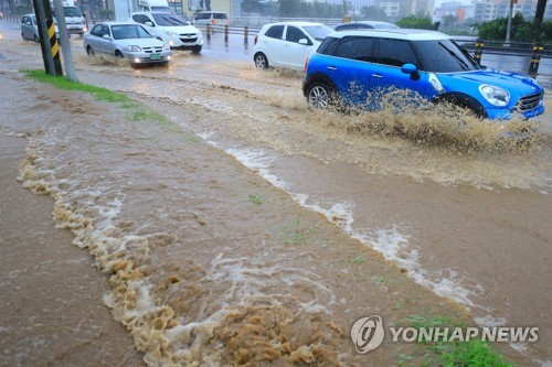 제주 남부 시간당 118.5㎜ 폭우…도로침수로 차량 고립