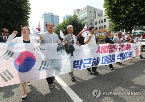 한국당, 광화문서 촛불 들었지만…'反조국' 야권연대는 난망