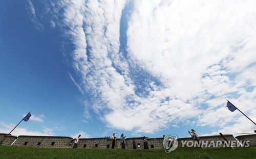 '가을이 성큼'…선선한 날씨에 나들이객 '산으로 공원으로…'