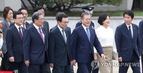 文대통령 "대입제도 전반 재검토해달라…젊은세대에 깊은 상처"(종합2보)