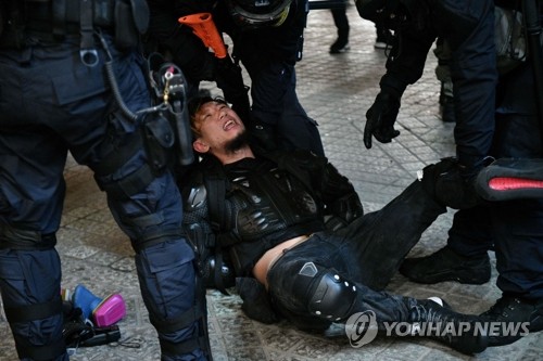 "홍콩 당국, 시위자 중상 입었는데 3시간 후에야 병원 보내"