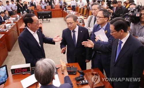 '찌르고 막고' 曺청문회…"적임자" vs "범죄자" 여야 정면충돌(종합)