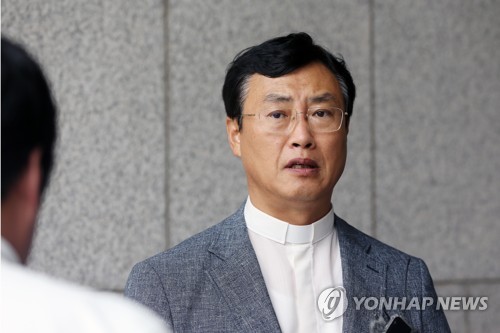 법정 증언 나선 조영대 신부 "역사 부정하는 전두환이 파렴치"