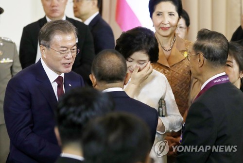 文대통령, 태국서 한국전 참전용사 만나…"덕분에 평화 지켜"(종합)