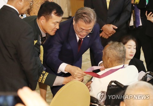 文대통령, 태국서 한국전 참전용사 만나…"덕분에 평화 지켜"(종합)