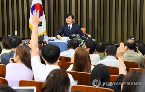 조국 "법무장관 되면 가족 관련 수사에 대해 보고 금지 지시"