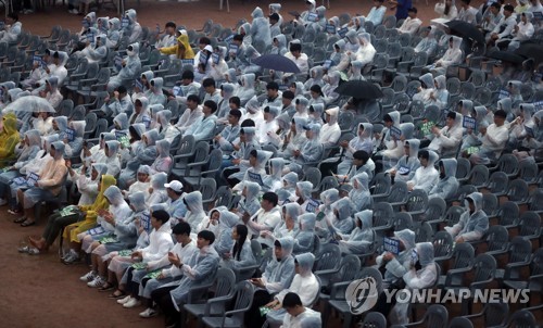 "조국 의혹 무대응 대학 각성하라" 또 촛불 든 부산대