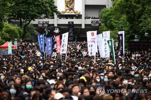 中매체 "홍콩 시위대, 13살짜리에 화염병 들려 폭력시위 동원"