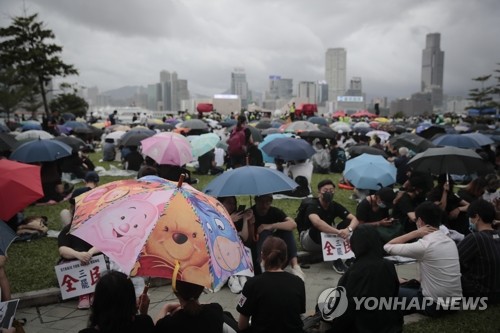 "홍콩 떠나자"…홍콩 부자들, 英 '황금 비자' 취득 붐