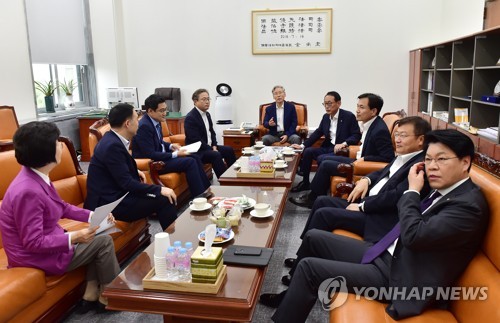 한국당 "曺, 국회능멸 콘서트 장관"…'반론 간담회'로 반격 시도