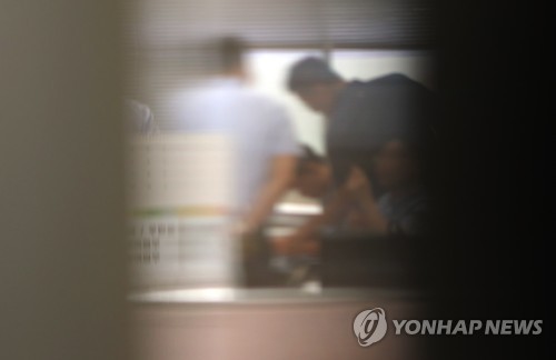 조국 부인, 펀드 투자사 돈 매달 받아…"어학사업 자문료" 반박