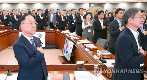 홍남기 "공공기관 외주화 폐해·채용비리 막을 페널티 강구"(종합)