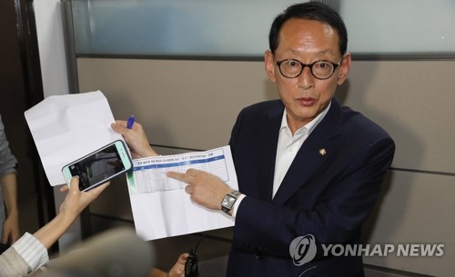 한국당, '조국 피의자 신분' 부각…내부반발에 전력 차질 전망도