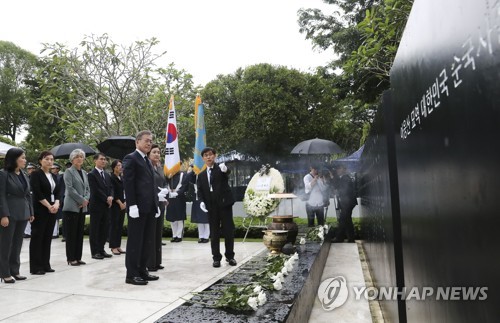 文대통령 "아웅산 묘역, 대결 시대의 고통…온전히 극복해야"