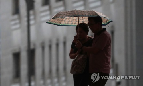 [날씨] 내일 정체전선 머무는 중부지방 큰비…경상지역 폭염