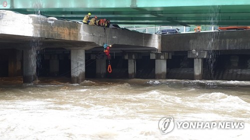 자전거 타고 가다 불어난 강물에 고립된 70대 남성 구조