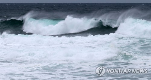 링링 근접 제주 태풍특보…항공편 결항, 바닷길 끊겨