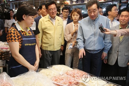 추석물가 점검 나선 이총리 "태풍 오기 전에 과일 사시라"(종합)