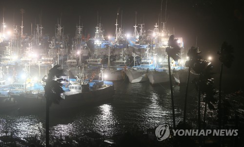 태풍 링링 제주 강타…1만3천여가구 정전, 시설물 피해 속출