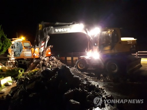 태풍 근접 제주…하늘·바닷길 끊기고 정전·시설물피해 잇따라(종합2보)