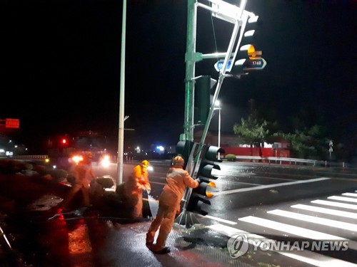 태풍 링링 제주 강타…1만3천여가구 정전, 시설물 피해 속출