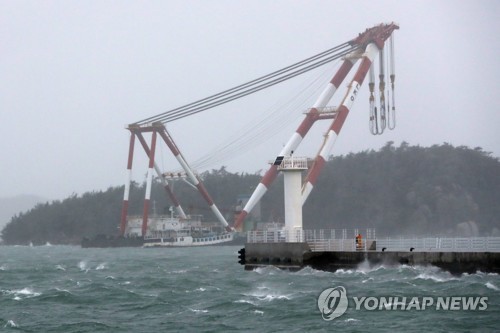 "태풍에 크레인 떠내려가고 1만7천 세대 정전" 광주·전남 피해(종합)