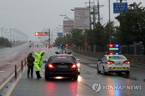 전남 해상대교 일부 통행 재개…천사·목포대교는 통제(종합)