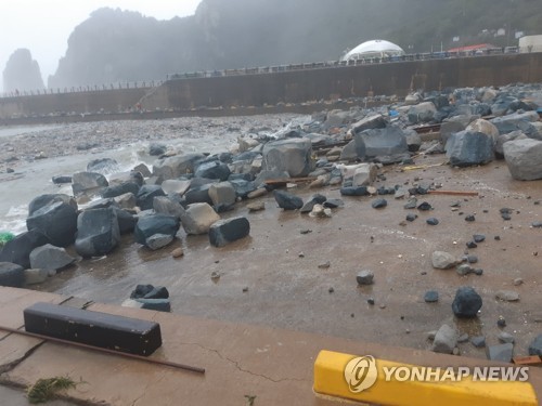 크레인 떠내려가고 방파제는 유실…광주·전남 태풍 피해(종합2보)