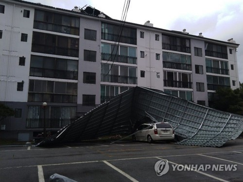 아파트 지붕 덮개도 날린 태풍 '링링'…차량 6대 파손