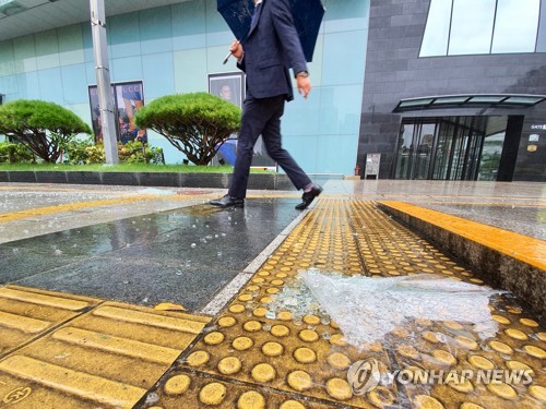 대구·경북도 태풍 강풍 피해 잇따라…백화점 외벽 유리 와장창