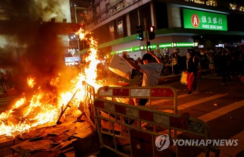 中 홍콩 주둔군, 홍콩시민 초청 친선행사로 민심 수습 시도