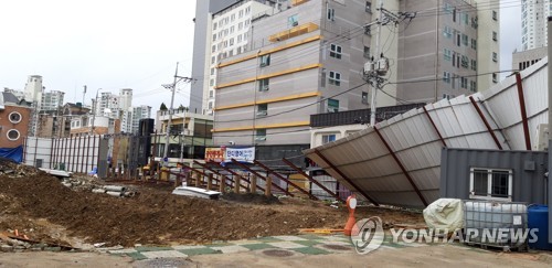 대구·경북도 태풍 강풍 피해 잇따라…백화점 외벽 유리 와장창