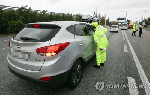 인천공항 연결 교량들 통제…승객들 비행기 놓칠까 '발동동'