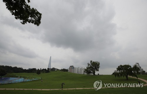 '링링' 가고 찾아온 선선한 날씨…도심 곳곳 가을 나들이객