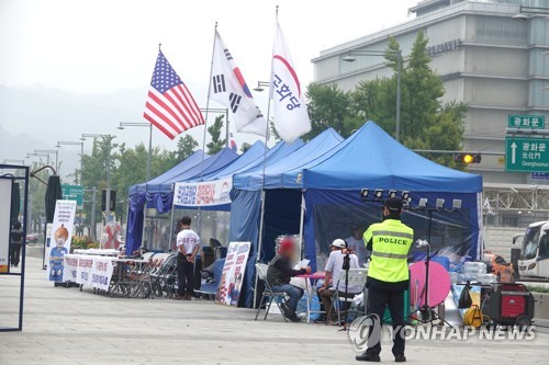 우리공화당 천막 철거 후 다시 설치…당 관계자 등 2명 체포