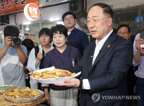 홍남기 "자영업자 어려움 가슴 아파…경제 나아지도록 최선"