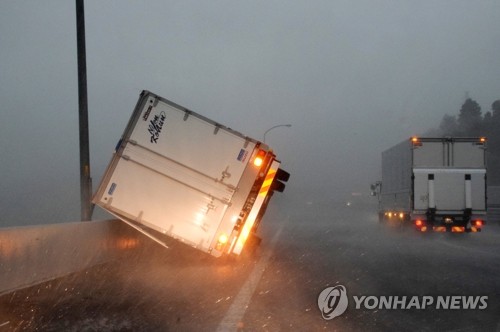 태풍 '타파' 오키나와 강타에 日 열도 바짝 긴장…'기록적 폭우'