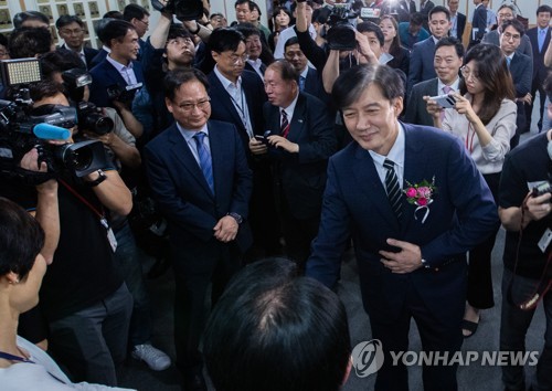 10여분 만에 끝난 조국 취임식…집무실서 바로 업무 돌입