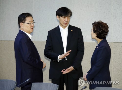 조국 국무회의 '데뷔'…참석자들 '논란 끝 임명' 축하 인사